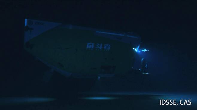 심해탐사 중인 유인 잠수정 펀더우저호 [Institute of Deep-sea Science and Engineering, CAS (IDSSE, CAS) 제공. 재판매 및 DB 금지]