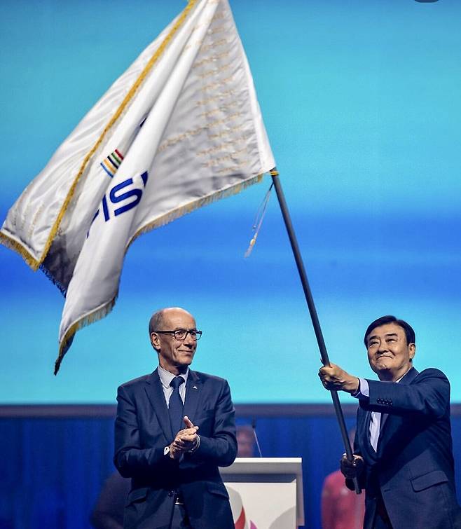 대회기를 전달받아 흔드는 강창희 충청 U대회 조직위원장 [국제대학스포츠연맹 제공. 재판매 및 DB 금지]