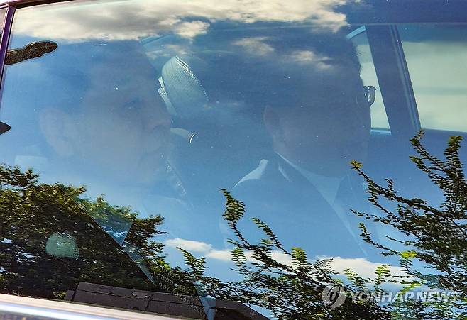 백악관 향하는 구윤철 경제부총리 (워싱턴=연합뉴스) 박성민 특파원 = 구윤철 경제부총리 겸 기획재정부 장관(왼쪽)이 30일(현지시간) 트럼프 미 대통령과의 면담을 위해 미국 워싱턴DC 백악관 서쪽 출입문 검문소를 통과하고 있다. 2025.7.31 min22@yna.co.kr