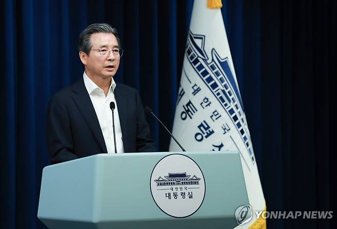 김용범 정책실장, 한미 관세 협상 타결 관련브리핑 (서울=연합뉴스) 홍해인 기자 = 김용범 대통령실 정책실장이 31일 서울 용산 대통령실 청사에서 한미 관세 협상 타결과 관련해 브리핑을 하고 있다. 2025.7.31 hihong@yna.co.kr