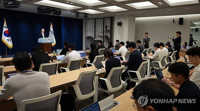 김용범 정책실장, 한미 관세 협상 타결 브리핑 (서울=연합뉴스) 홍해인 기자 = 김용범 대통령실 정책실장이 31일 서울 용산 대통령실 청사에서 한미 관세 협상 타결 관련 브리핑 뒤 취재진의 질문에 답하고 있다. 2025.7.31 hihong@yna.co.kr