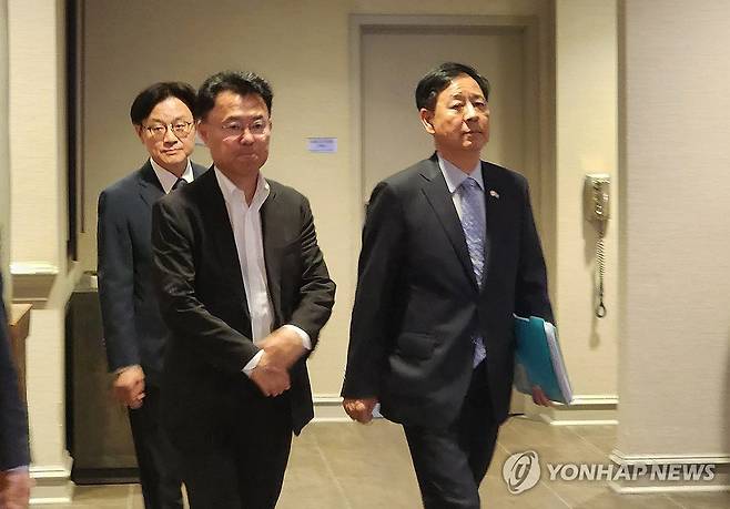 이틀 연속 미국 상무장관과 통상협의 위해 숙소 나서는 경제부총리 (워싱턴=연합뉴스) 박성민 특파원 = 구윤철 부총리 겸 기획재정부 장관(오른쪽)이 30일(현지시간) 워싱턴DC 미국 상무부 청사에서 하워드 러트닉 미 상무장관과 통상협의를 하기 위해 숙소를 나서고 있다. 맨 왼쪽은 김정관 산업통상자원부 장관. 2025.7.31         min22@yna.co.kr