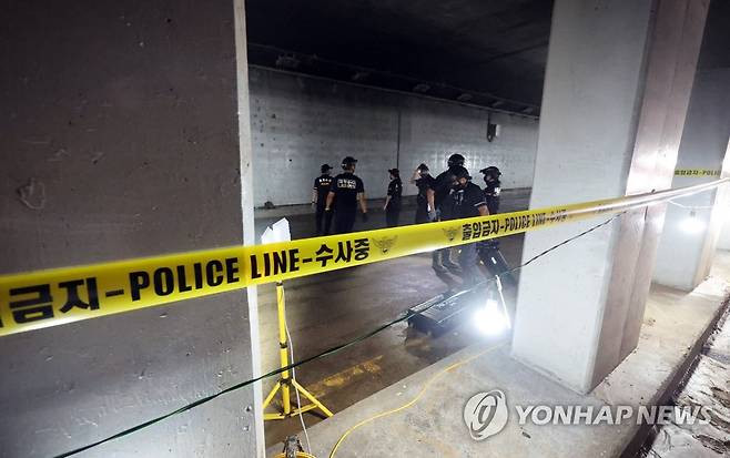 오송 침수 지하차도 합동감식 (청주=연합뉴스) 천경환 기자 = 24명의 사상자를 낸 충북 오송 궁평2지하차도 침수 사고 원인을 밝히기 위한 경찰, 국과수 등 유관기관의 합동감식이 20일 진행되고 있다. 2023.7.20 kw@yna.co.kr