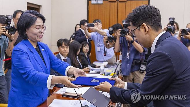 선서문 전달하는 배경훈 과학기술정보통신부 장관 후보자 (서울=연합뉴스) 황광모 기자 = 배경훈 과학기술정보통신부 장관 후보자가 14일 국회 과학기술정보방송통신위 인사청문회에 출석해 선서한 뒤 최민희 위원장에게 선서문을 전달하고 있다. 2025.7.14 hkmpooh@yna.co.kr