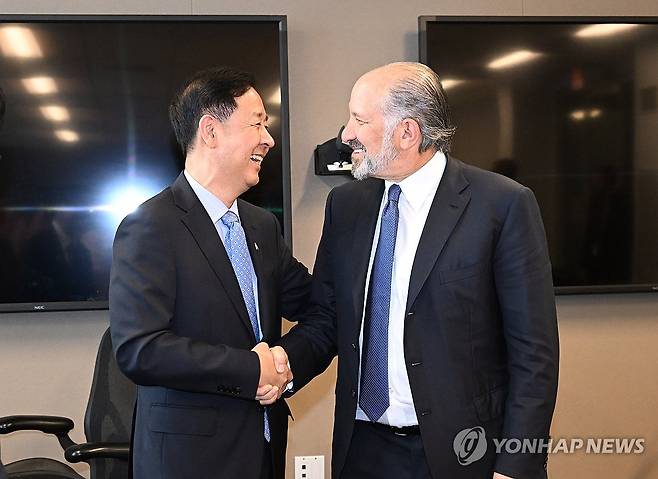 구윤철 부총리, 하워드 러트닉 미국 상무장관 통상협의 (서울=연합뉴스) 한-미 통상협의차 미국 워싱턴DC를 방문 중인 구윤철 부총리 겸 기획재정부 장관이 29일(현지시간) 미국 상무부에서 하워드 러트닉 상무장관과 통상협의에 앞서 악수하며 인사하고 있다. 2025.7.30 [기획재정부 제공. 재판매 및 DB 금지] photo@yna.co.kr