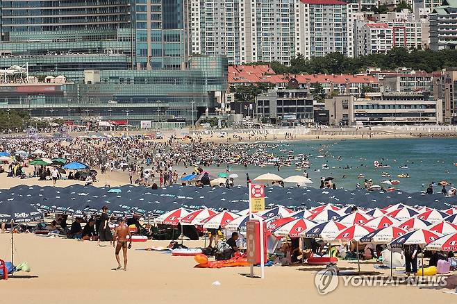 해운대에 몰린 인파 (부산=연합뉴스) 박성제 기자 = 27일 오후 부산 해운대해수욕장에서 피서객들이 물놀이하며 더위를 식히고 있다. 이날 전국적으로 무더위가 기승을 부린 가운데 부산 일부 지역도 33도를 기록했다. 2025.7.27 psj19@yna.co.kr
