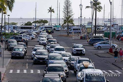 하와이 항구 근처의 교통 대혼란 (와이키키<미국 하와이주 오아후> AFP=연합뉴스) 2025년 7월 29일 미국 하와이주 오아후 섬 와이키키의 알라웨이항(港) 근처에서 항구를 떠나려는 자동차들이 몰려 교통혼잡이 벌어지고 있다. (Photo by Eugene Tanner / AFP) 2025.7.31.