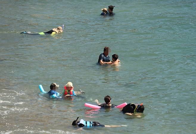 비지정 해변에서 해수욕하는 피서객 [촬영 박성제]