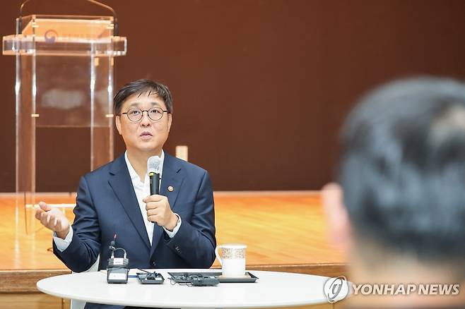 최휘영 문체부 장관, 취임 후 직원들과 소통 (세종=연합뉴스) 배재만 기자 = 최휘영 신임 문화체육관광부 장관이 31일 정부세종청사 문체부 대강당에서 열린 취임식에서 직원들과 대화를 나누고 있다. 2025.7.31 scoop@yna.co.kr