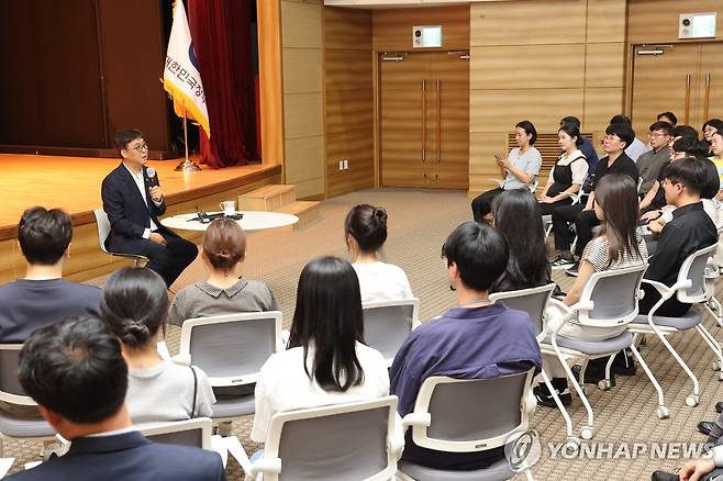 최휘영 문체부 장관, 직원들과 대화의 시간 (세종=연합뉴스) 배재만 기자 = 최휘영 신임 문화체육관광부 장관이 31일 정부세종청사 문체부 대강당에서 열린 취임식에서 직원들과 대화하고 있다. 2025.7.31 scoop@yna.co.kr