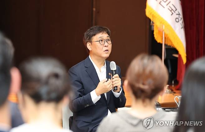 최휘영 문체부 장관, 직원들과 대화 (세종=연합뉴스) 배재만 기자 = 최휘영 신임 문화체육관광부 장관이 31일 정부세종청사 문체부 대강당에서 열린 취임식에서 직원들과 대화하고 있다. 2025.7.31 scoop@yna.co.kr