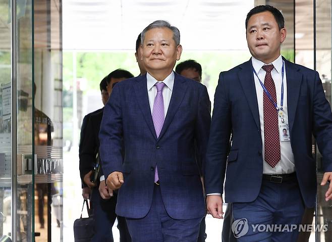 중앙지법 향하는 이상민 전 장관 (서울=연합뉴스) 김성민 기자 = 이상민 전 행정안전부 장관이 구속 전 피의자 심문(영장실질심사)을 위해 31일 서울 서초구 서울중앙지방법원으로 들어서고 있다. 2025.7.31 ksm7976@yna.co.kr