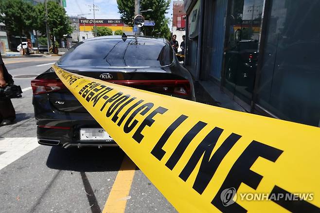 대전 전 연인 살해 20대 남성, 도주 약 24시간 만에 긴급체포 (대전=연합뉴스) 강수환 기자 = 30일 오전 11시 45분께 대전 중구 한 지하차도 근처에서 전 연인을 살해한 혐의를 받는 A(20대)씨가 도주 약 24시간 만에 긴급체포 됐다. 사진은 A씨가 도주에 이용한 렌터카 주변으로 폴리스라인이 처져 있는 모습. 2025.7.30 swan@yna.co.kr