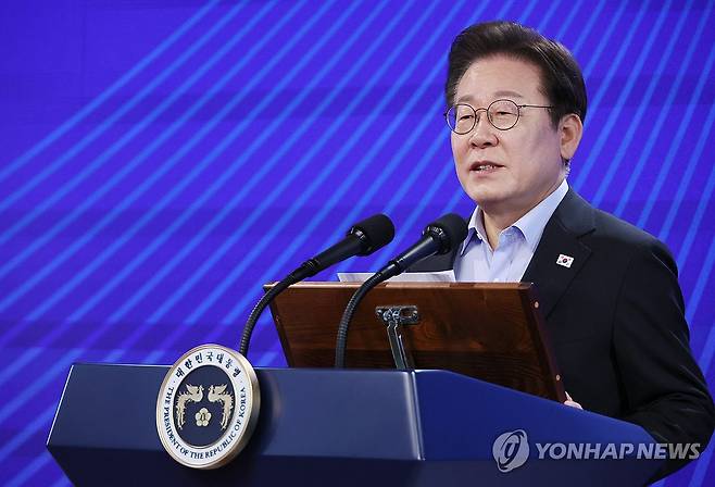 이재명 대통령 고위공직자 특강 (서울=연합뉴스) 한상균 기자 = 이재명 대통령이 31일 정부서울청사에서 열린 고위공직자 특강에서 발언하고 있다. 2025.7.31 xyz@yna.co.kr