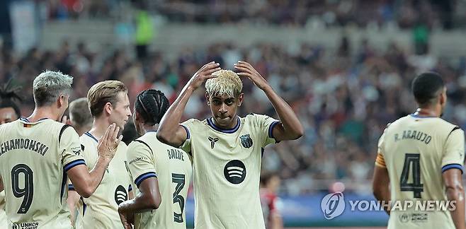 골 세리머니 하는 라민 야말 (서울=연합뉴스) 김인철 기자 = 31일 서울월드컵경기장에서 열린 FC바르셀로나 2025 아시아투어 에디션 FC서울과 FC바르셀로나의 경기. 전반전 라민 야말이 팀 두번째 골을 넣고 세리머니를 하고 있다. 2025.7.31 yatoya@yna.co.kr