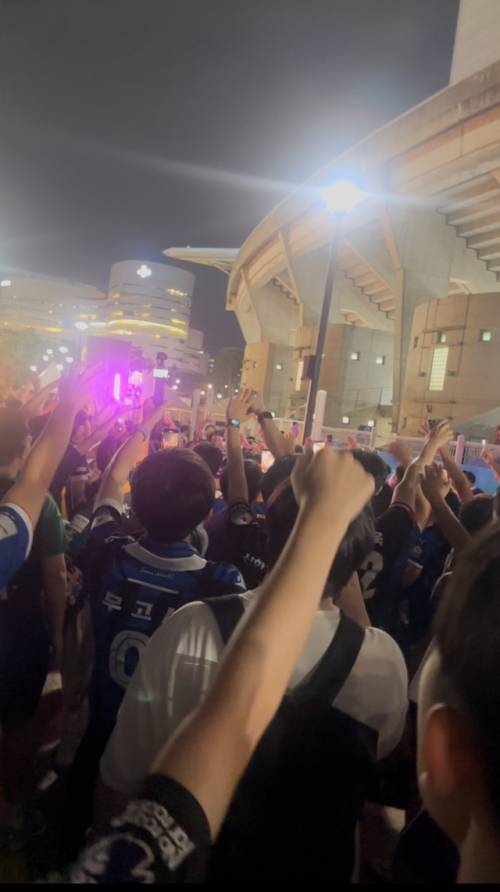 ◇경기 종료 후 경기장 밖에 운집한 K리그 팬들의 모습. 이날 팬들은 각 팀의 응원가를 같이 부르며 피로연을 즐겼다. 사진=이동수 기자