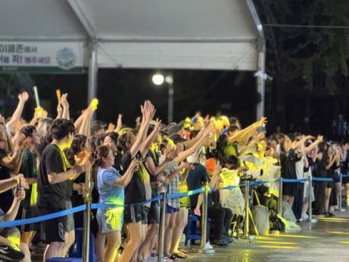 ◇제9회 홍천강 별빛음악 맥주축제 메인존에서 공연을 즐기는 인파들. 사진=홍천문화재단