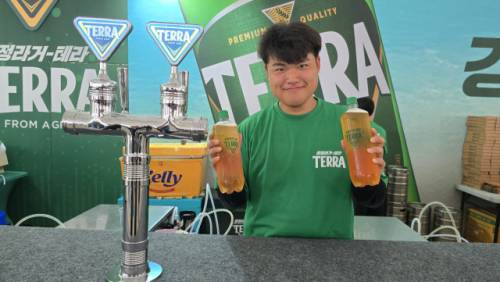 ◇제9회 홍천강 별빛음악 맥주축제장에서 판매되는 1리터 용기 제품들. 컵 사용량을 줄이고 친환경 축제를 위해 올해 처음으로 도입됐다. 사진=신하림기자