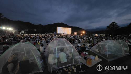 강릉씨네마떼끄가 주최하는 제27회 정동진독립영화제가 1일 강릉 정동초교 운동장에서 개막했다. 권태명 기자