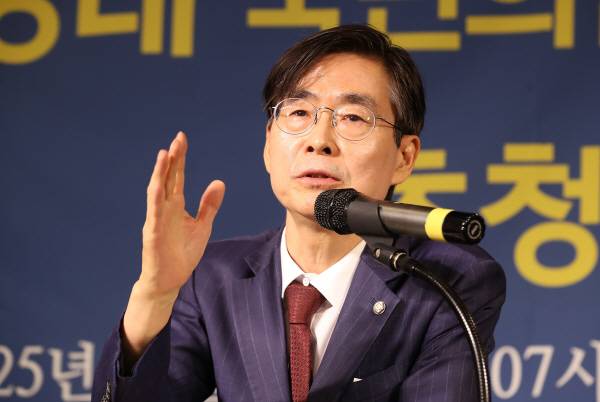 조경태 국민의힘 당대표 선거 후보가 1일 남구 대구아트센터에서 열린 아시아포럼21 릴레이 정책토론회에서 기자들의 질문에 답하고 있다. 아시아포럼21 제공