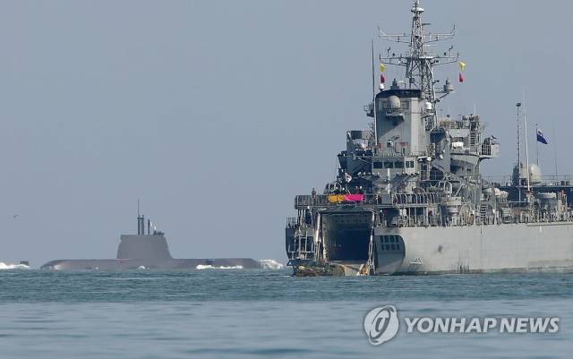 2016년 3월 7일 한미연합상륙훈련이 시작된 포항 앞바다에서 해군 잠수함, 향로봉함(상륙함)이 작전 수행을 위해 이동하고 있다. ［연합뉴스 자료사진]