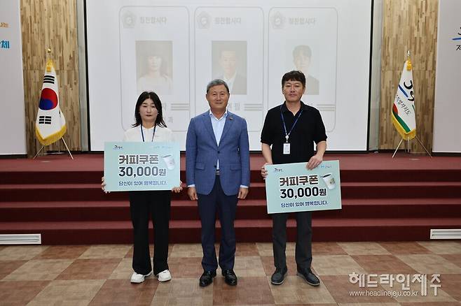 칭찬 공무원으로 선정된 3명 중 2명. 사진 왼쪽부터&nbsp;이성자, 김완근 시장, 홍권필.