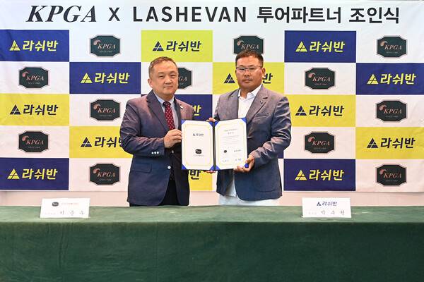 조인식 후 기념촬영에 임한 KPGA 이준우 사무처장과 라쉬반 박추원 본부장(왼쪽부터). 사진 | KPGA