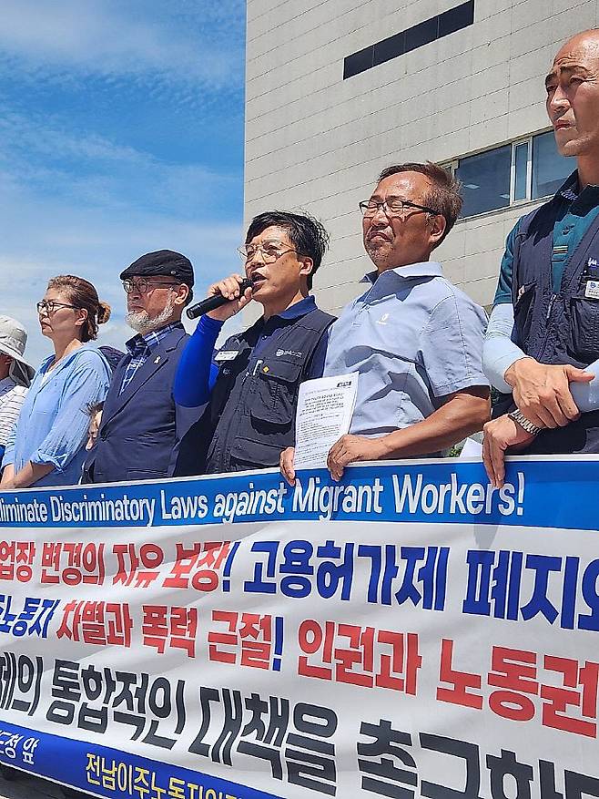 전남이주노동자인권네트와크와 광주전남이주노동자인권네트워크 등은 30일 전남도청 앞에서 기자회견을 열고 이주노동자 제도의 불평등을 해결하기 위한 정부와 전남도의 통합 대책 마련을 촉구했다. 전남이주노동자인권네트워크 제공