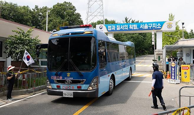 윤석열 전 대통령에 대한 체포영장이 발부된 31일 오후 경기 의왕시 서울구치소에서 호송차량이 나오고 있다. (사진/뉴스1)