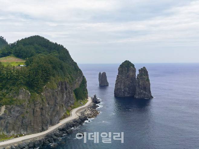 울릉도 해안일주도로와 삼선암