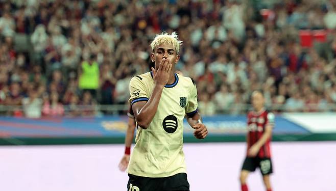 31일 서울월드컵경기장에서 열린 FC바르셀로나 2025 아시아투어 에디션 FC서울과 FC바르셀로나의 경기. 라민 야말이 팀 세번째 골을 넣고 세리머니를 하고 있다. 사진=연합뉴스