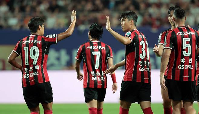 31일 서울월드컵경기장에서 열린 FC바르셀로나 2025 아시아투어 에디션 FC서울과 FC바르셀로나의 경기. 후반전 정한민이 팀 세번째 골을 넣고 하이파이브를 하고 있다.  사진=연합뉴스