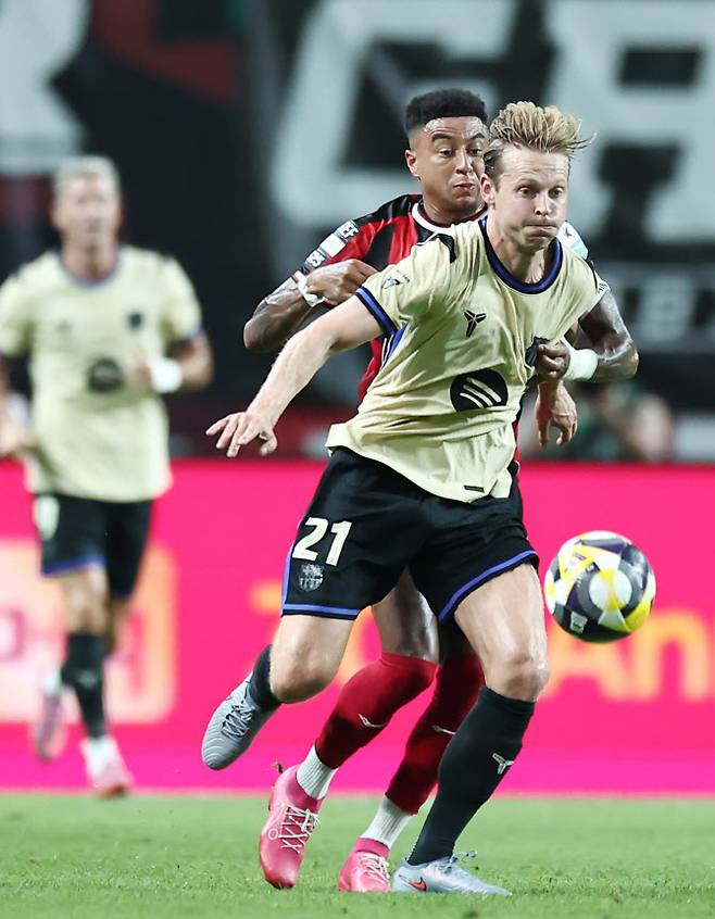 31일 서울월드컵경기장에서 열린 FC바르셀로나 2025 아시아투어 에디션 FC서울과 FC바르셀로나의 경기. 린가드가 프렝키 더용을 수비하고 있다. 사진=연합뉴스