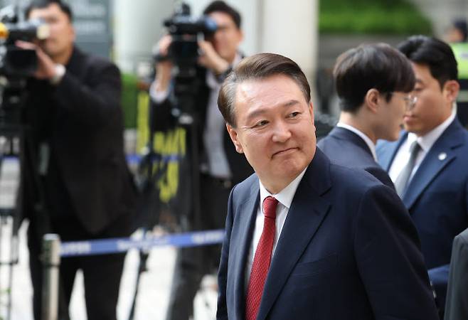 윤석열 전 대통령이 지난 5월 26일 서울 서초구 서울중앙지방법원에서 열린 내란 우두머리 혐의·직권남용 권리행사 방해 혐의 사건 5차 공판을 마친 후 지지자들을 바라보며 법정을 나서고 있다. (사진=공동취재단)