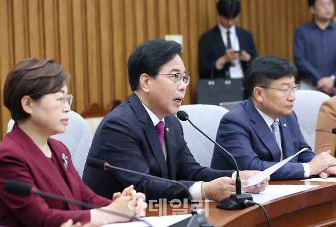 [이데일리 노진환 기자] 송언석 국민의힘 비상대책위원장 겸 원내대표가 8일 오전 서울 여의도 국회에서 열린 원내대책회의에서 모두발언을 하고 있다.
