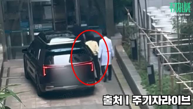 아산병원으로 들어가는 김건희 여사. (사진=유튜브 갈무리)