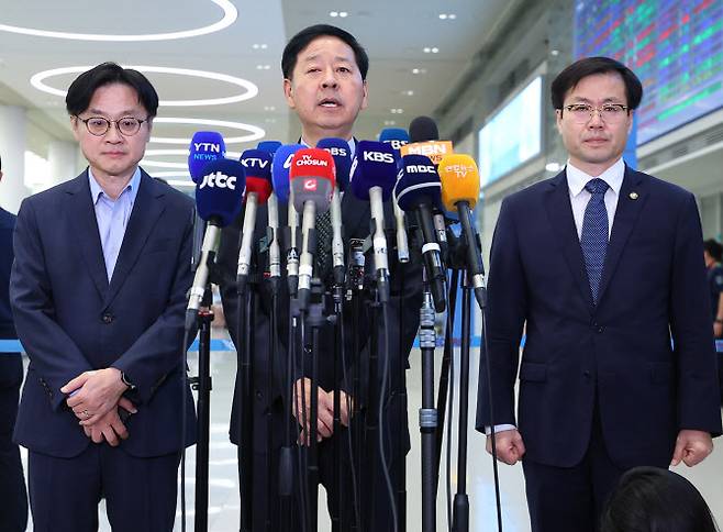 미국과의 무역협상을 마친 구윤철 경제부총리가 1일 인천국제공항 제2여객터미널을 통해 귀국해 취재진 질문에 답하고 있다. 왼쪽부터 김정관 산업통상자원부 장관, 구 부총리, 여한구 통상교섭본부장. (사진=연합뉴스)