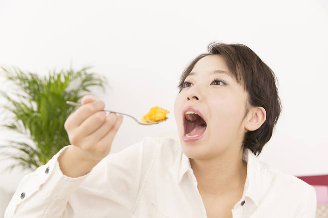 빨리 먹을수록 음식이 충분히 씹히지 않아 영양소가 제대로 흡수되지 않는다. [사진=게티이미지뱅크]