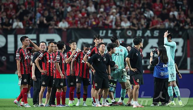 31일 서울 마포구 상암동 서울월드컵경기장에서 열리는 ‘2025 FC바르셀로나 아시아투어’ FC서울과 FC바르셀로나의 경기에서 3대7 패배를 기록한 FC서울 선수들이 아쉬워하고 있다. 2025.7.31/뉴스1 ⓒ News1 김진환 기자