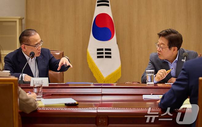 이재명 대통령이 10일 서울 용산 대통령실에서 열린 국가안전보장회의(NSC) 전체회의에서 위성락 국가안보실장과 대화하고 있다. (대통령실 제공. 재판매 및 DB 금지) 2025.7.10/뉴스1 ⓒ News1 허경 기자
