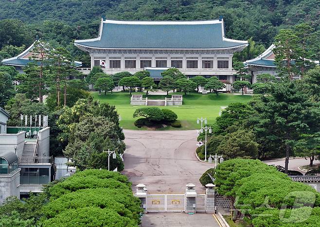 이재명 대통령이 청와대로 집무실 복귀를 예고한 가운데 오는 8월 1일부터 보안·안전 점검 등 준비작업을 위해 관람이 임시 중단된다. 사진은 31일 서울 종로구 세종로 청와대 본관. 2025.7.30/뉴스1 ⓒ News1 김진환 기자