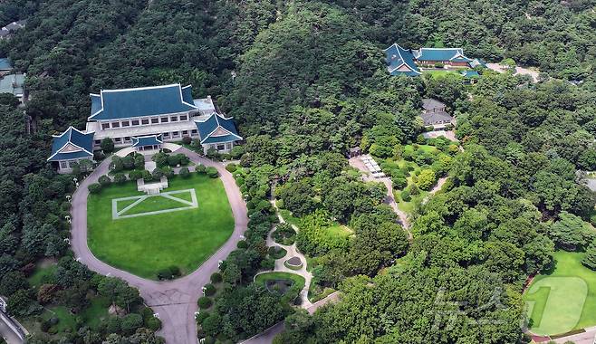 이재명 대통령이 청와대로 집무실 복귀를 예고한 가운데 오는 8월 1일부터 보안·안전 점검 등 준비작업을 위해 관람이 임시 중단된다. 사진은 30일 서울 종로구 세종로 청와대. 2025.7.30/뉴스1 ⓒ News1 김진환 기자