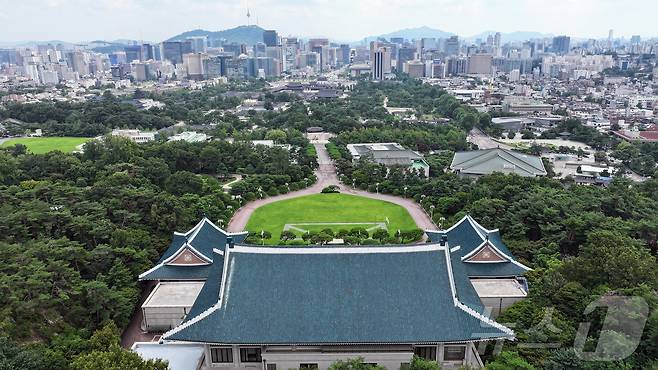 이재명 대통령이 청와대로 집무실 복귀를 예고한 가운데 오는 8월 1일부터 보안·안전 점검 등 준비작업을 위해 관람이 임시 중단된다. 사진은 30일 서울 종로구 세종로 청와대 본관. 2025.7.30/뉴스1 ⓒ News1 김진환 기자