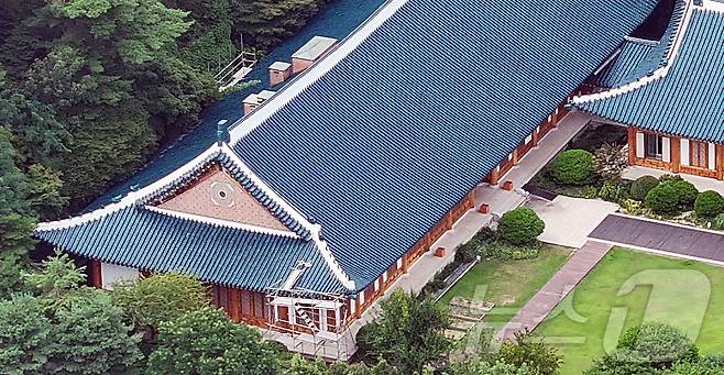 이재명 대통령이 청와대로 집무실 복귀를 예고한 가운데 오는 8월 1일부터 보안·안전 점검 등 준비작업을 위해 관람이 임시 중단된다. 사진은 31일 서울 종로구 세종로 청와대 내 관저. 2025.7.30/뉴스1 ⓒ News1 김진환 기자