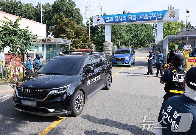 김건희 여사의 각종 의혹을 수사하는 김건희 특검팀(특별검사 민중기)이 윤석열 전 대통령에 대한 체포영장 집행에 나선 1일 오전 경기도 의왕 서울구치소에서 호송차가 나오고 있다. 2025.8.1/뉴스1 ⓒ News1 김성진 기자