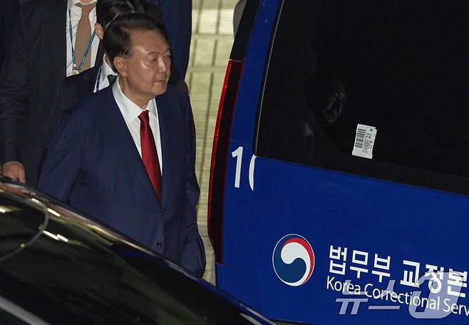 12·3 비상계엄과 관련해 특검 수사를 받는 윤석열 전 대통령이 지난달  9일 밤 서울중앙지법에서 두 번째 구속 전 피의자심문(영장실질심사)을 마친 뒤 대기장소인 서울구치소로 이동하고 있다. 2025.7.9/뉴스1 ⓒ News1 사진공동취재단