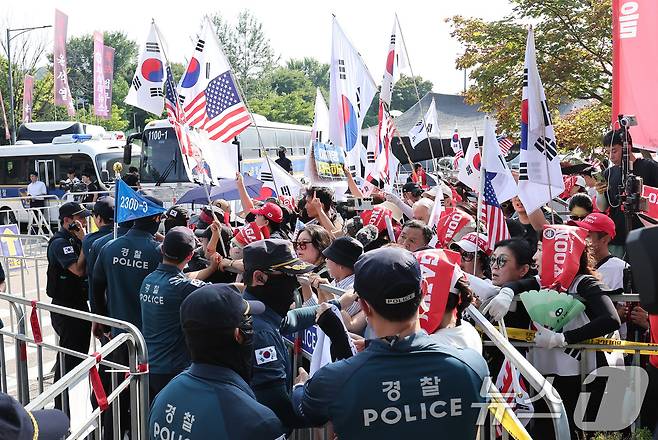 김건희 여사의 각종 의혹을 수사하는 김건희 특검팀(특별검사 민중기)이 윤석열 전 대통령에 대한 체포영장 집행에 나선 1일 오전 경기도 의왕 서울구치소에서 윤 전 대통령 지지자들이 시위하고 있다.  2025.8.1/뉴스1 ⓒ News1 김성진 기자