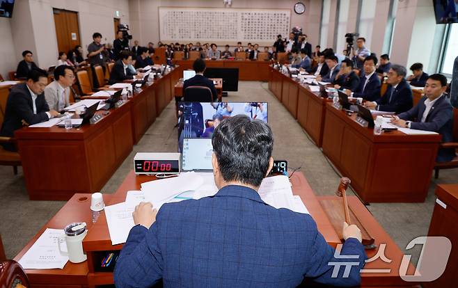 22일 오후 서울 여의도 국회에서 열린 법제사법위원회 제427회국회(임시회) 제4차 전체회의에서 이춘석 위원장이 AI 디지털 교과서의 법적 지위를 교육자료로 바꾸는 초·중등교육법 일부개정법률안 통과를 알리고 있다. 2025.7.22/뉴스1 ⓒ News1 안은나 기자