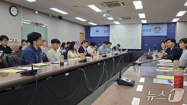 1일 구혁채 과학기술정보통신부 제1차관은 경희대 박은정 교수실을 방문 후 '프로젝트 118 공감 간담회'를 가졌다. 박은정 교수 및 신진 연구자 10여명이 이공계 인재 정책 관련 제언을 구 차관에게 전달했다./뉴스1 ⓒNews1 윤주영 기자