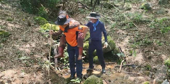 1일 오후 1시쯤 전남 순천시 낙안면 야산에서 실종된 80대 여성이 소방대원에 의해 무사히 구조됐다.(순천소방 제공. 재판매 및 DB 금지)